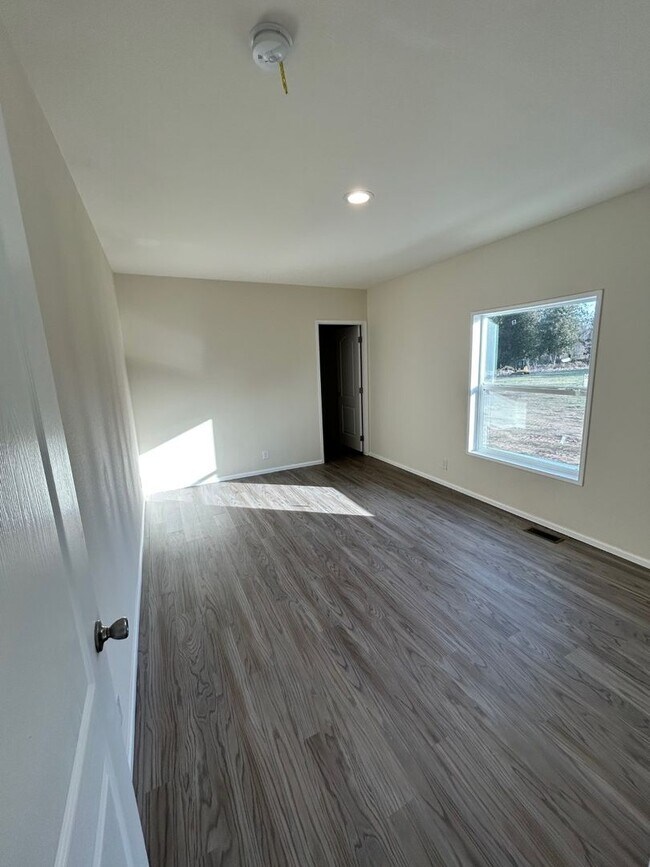 Foto del edificio - Large Spacious 5 Bedroom House with Fenced Yard