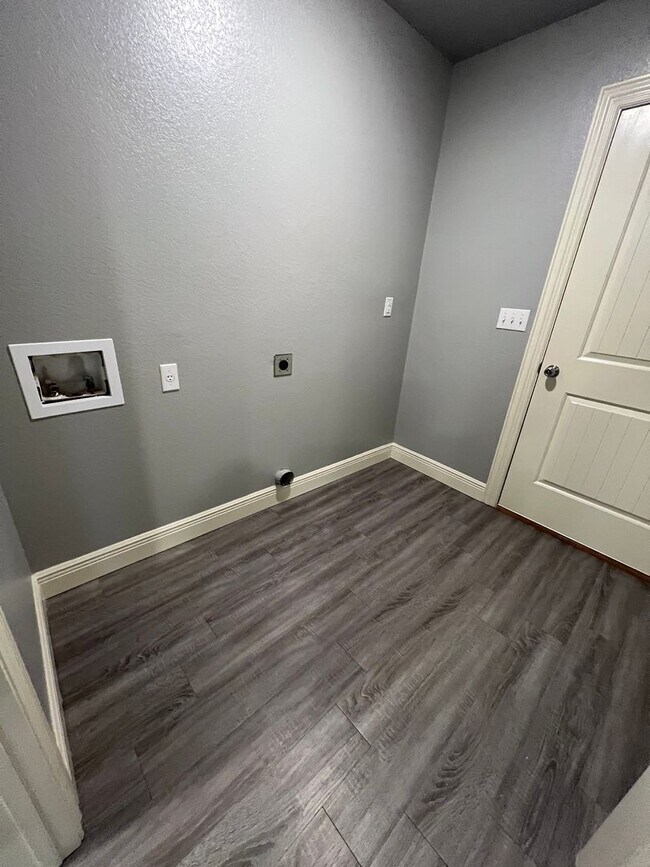 Building Photo - 9005-9007 Sandra Way