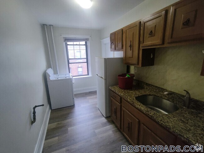 Building Photo - 349 Pleasant St