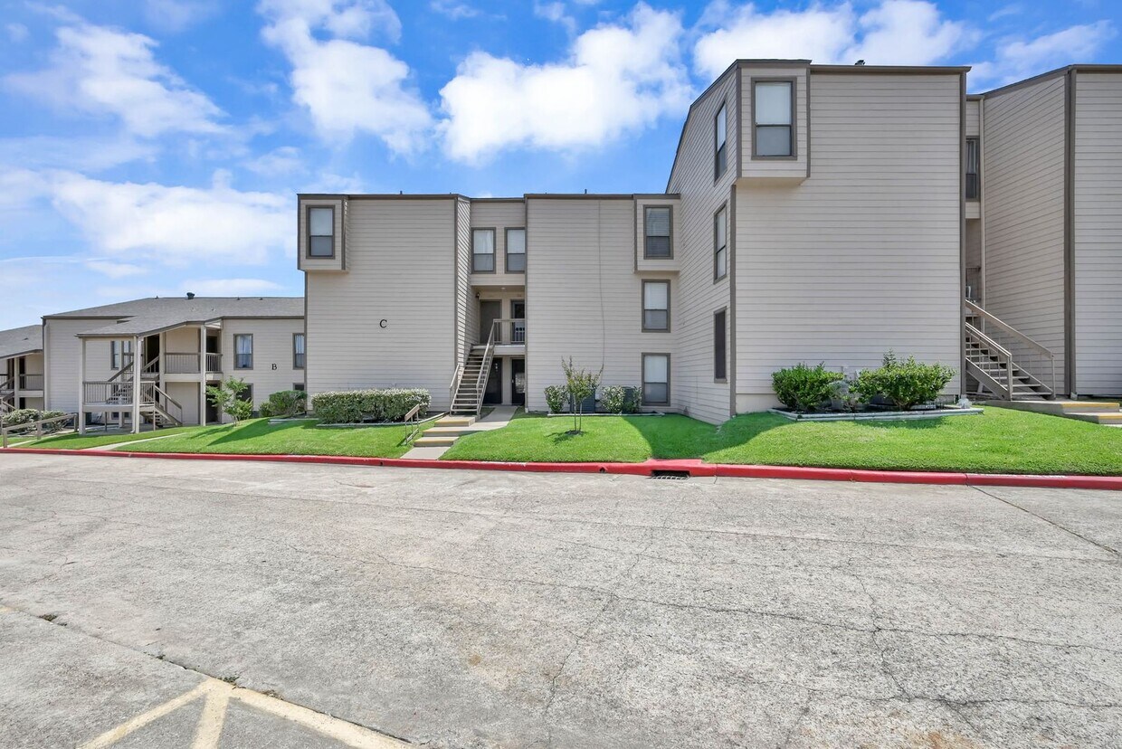 Primary Photo - Updated Two Bedroom Two Bath Loft in April...