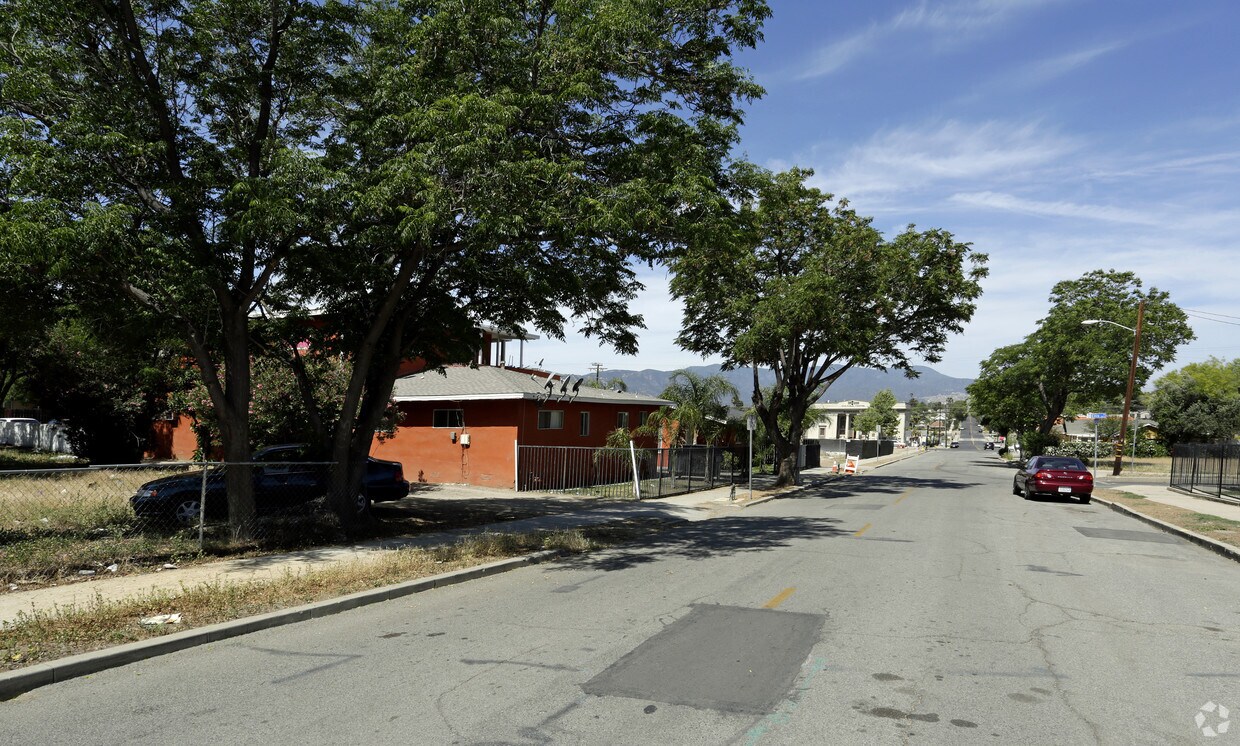 Building Photo - 200 E Heald Ave