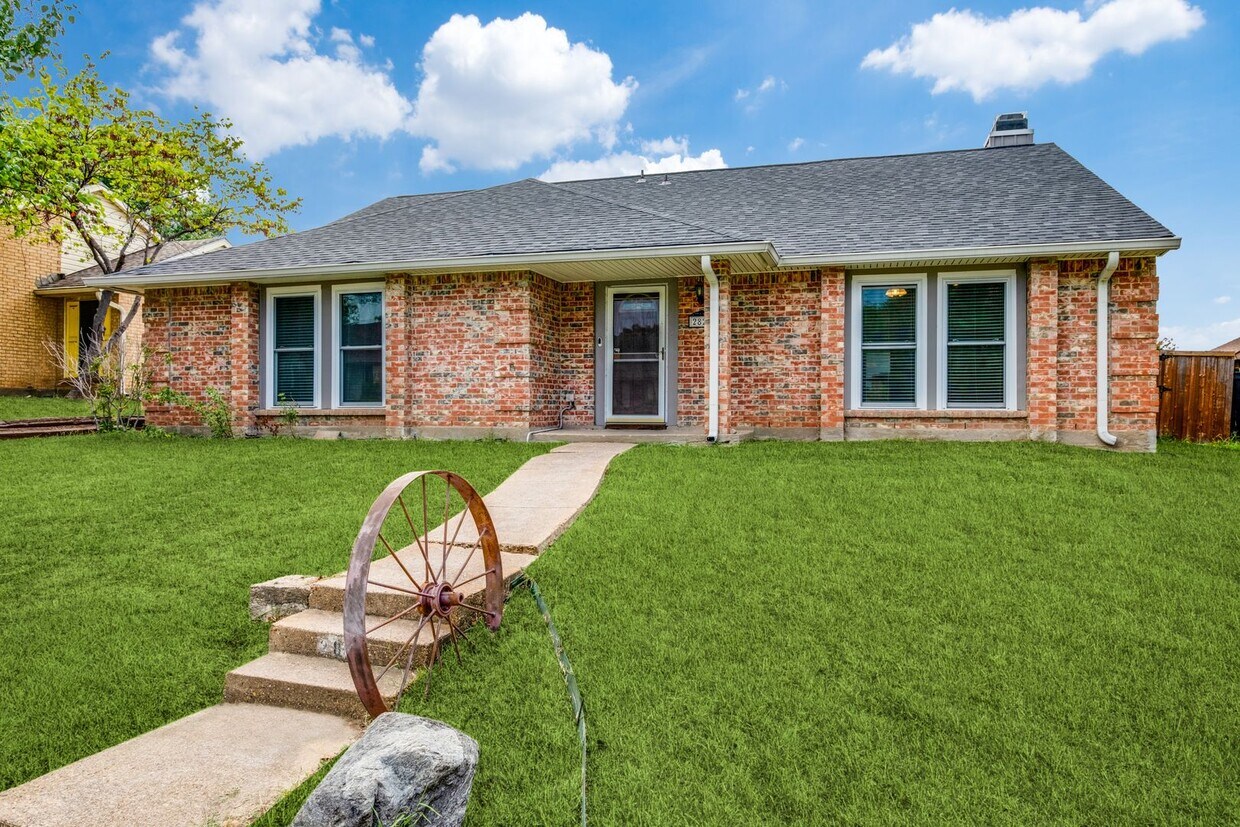 Primary Photo - Large 4 bedroom, 3 full bath house in Town...