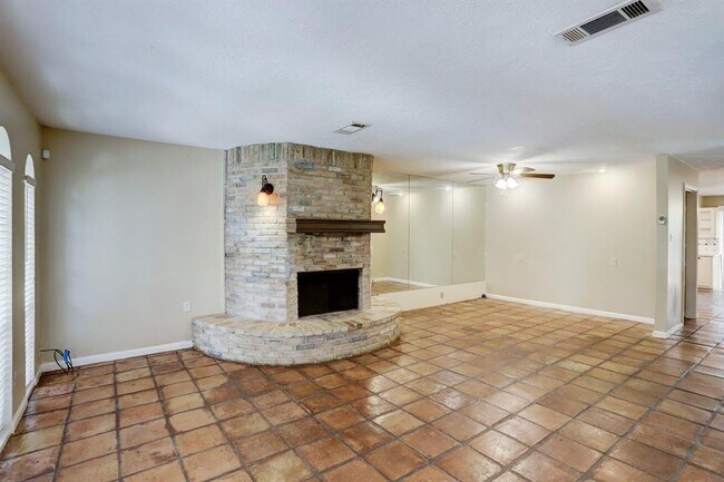 Building Photo - 10778 Briar Forest Dr