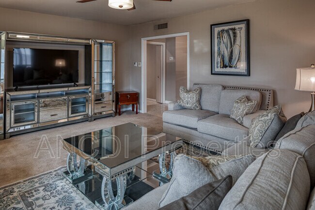 Foto del edificio - 16 Larkwood Ln