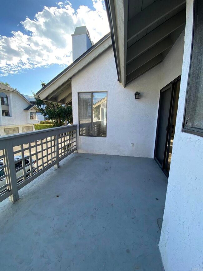 Building Photo - 520 Via De La Valle