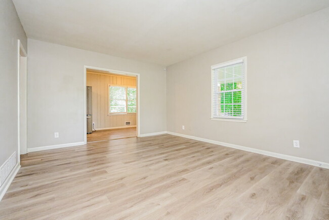 Building Photo - 4682 Glenwood Rd