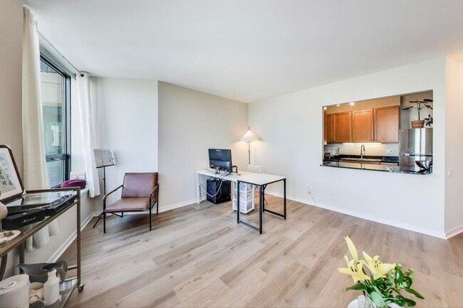 Building Photo - 400 N La Salle Dr