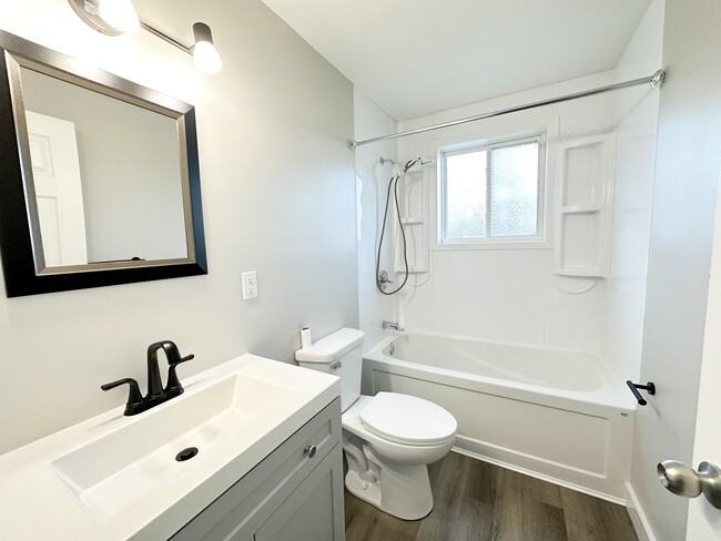 Building Photo - 33 Dobbin St