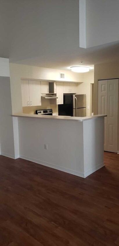 Foto principal - SPACIOUS 2BED/2BATH NEW FLOORING NICE VIEW...