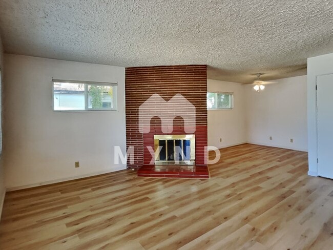 Building Photo - 1240 Brentwood Dr