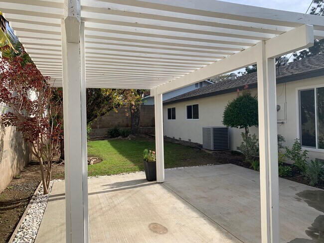 Building Photo - 611 E Del Mar Ave