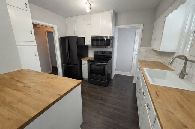 Building Photo - 5306 E 10th St