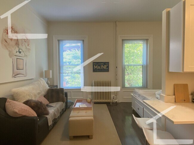 Building Photo - Beautifully updated large studio in the he...