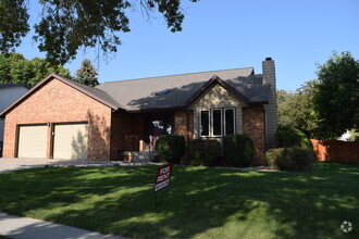 Building Photo - 2210 Skyline Dr