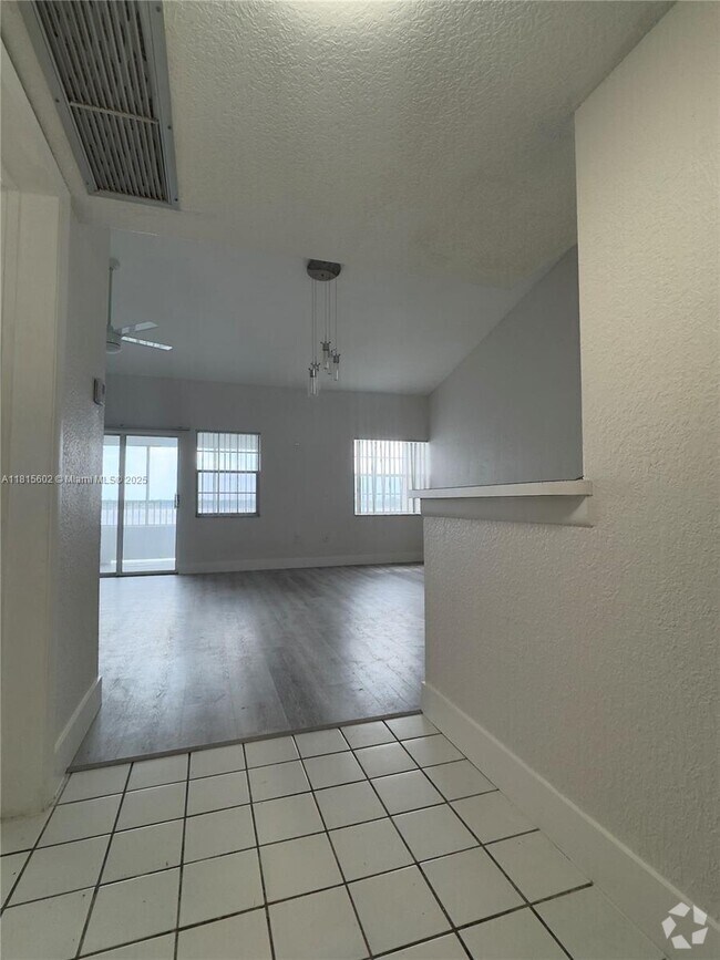 Building Photo - 2811 N Oakland Forest Dr