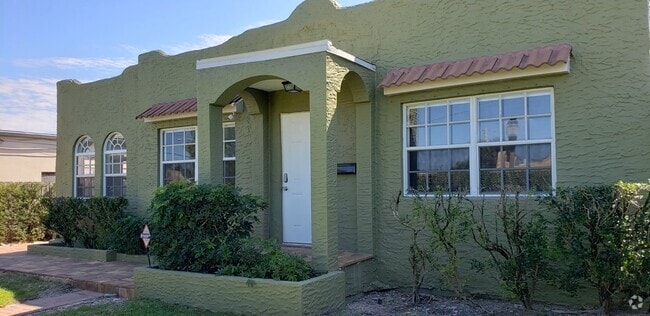 Building Photo - 410 Monroe Dr