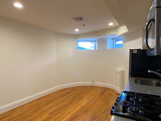 Foto del edificio - Beautiful updated studio with all utilitie...