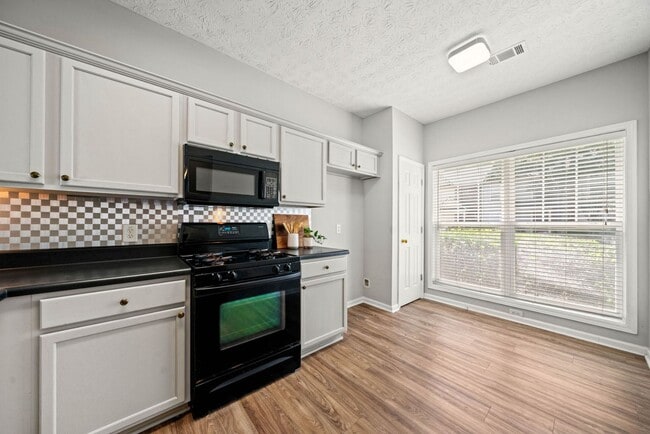 Building Photo - 3-bedroom, 2.5-bath end-unit townhome in the Garrison Square