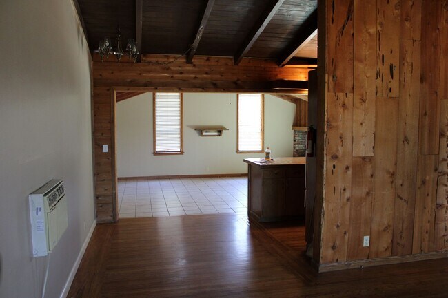 Building Photo - Charming 3 Bed 2 Bath House for lease.