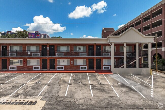 Alternar - Stadium View Condominiums