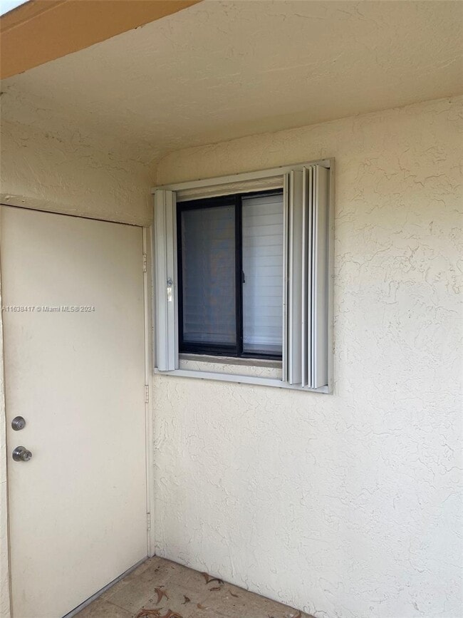 Building Photo - 165 Lakeview Dr