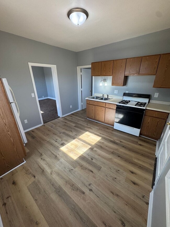 Building Photo - 915 S Chestnut Ave