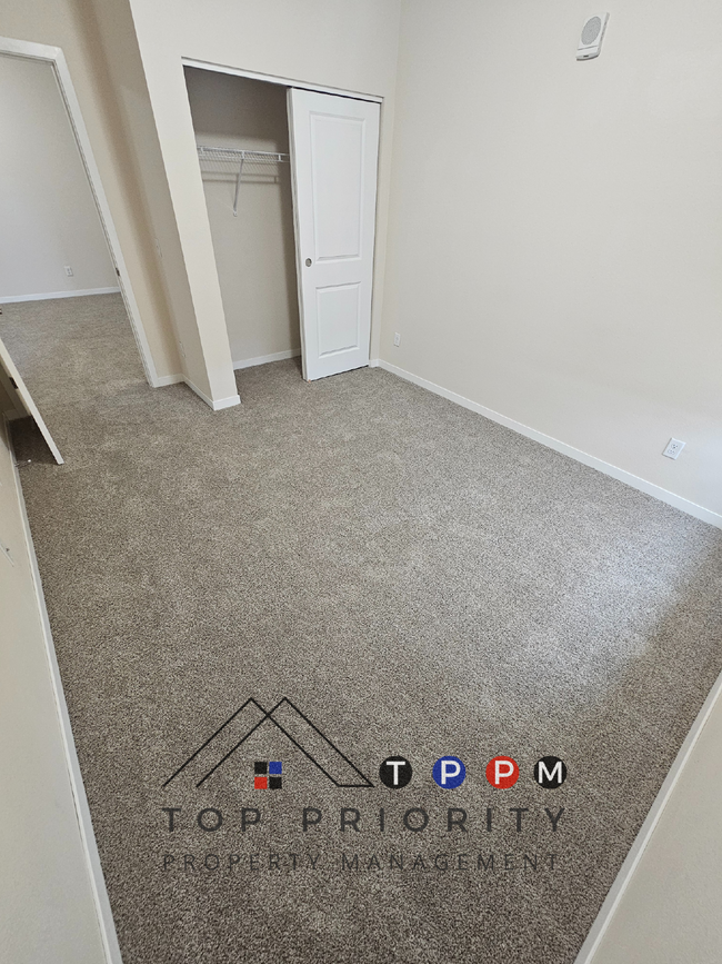 Building Photo - 2 Bedroom | 1 Bathroom Apartment in Cedar ...
