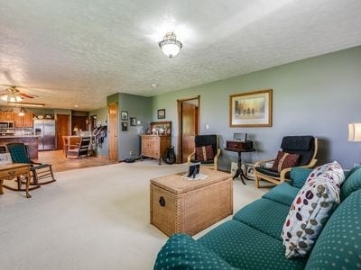 Sala familiar 1 del piso principal - 5501 Martell Rd