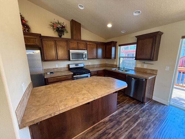 Building Photo - Spacious 4 Bed/3 Bath Single Family Home i...