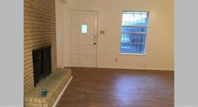 Living room - 115 N Laurelwood Dr