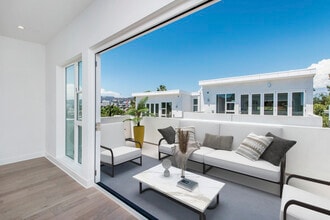 Building Photo - 857 1/2 Hyperion Ave Building Photo - 857 1/2 Hyperion Ave