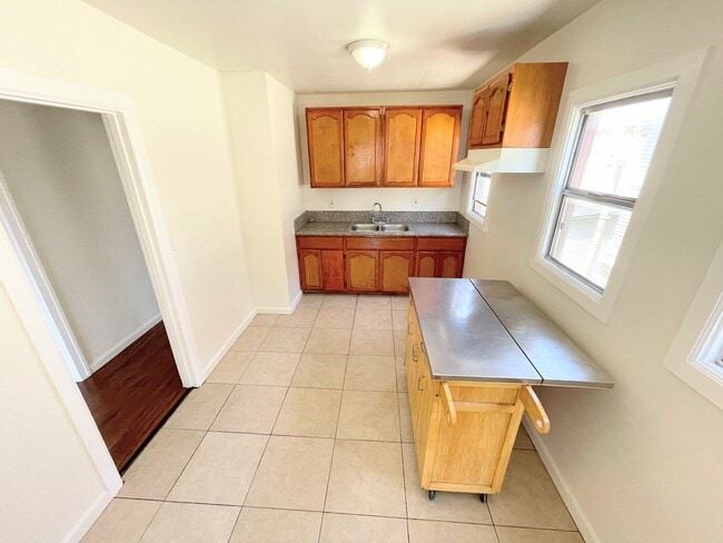 Building Photo - LARGE 2nd story 1bd/1ba unit near BMO, USC, and Downtown LA!