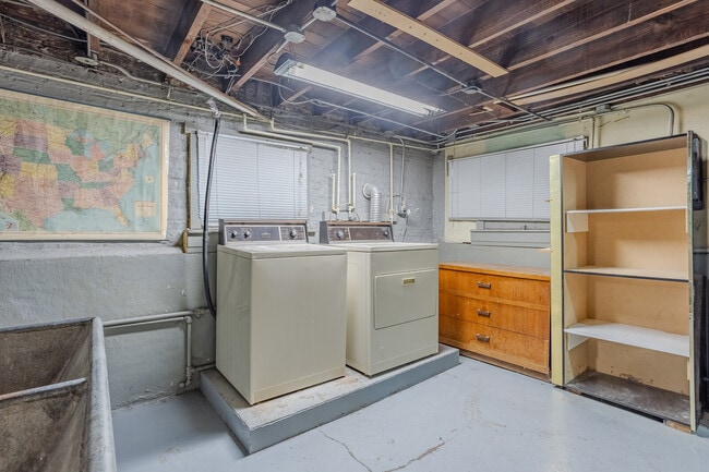 Cuarto de lavandería - 5250 N Lieb Ave