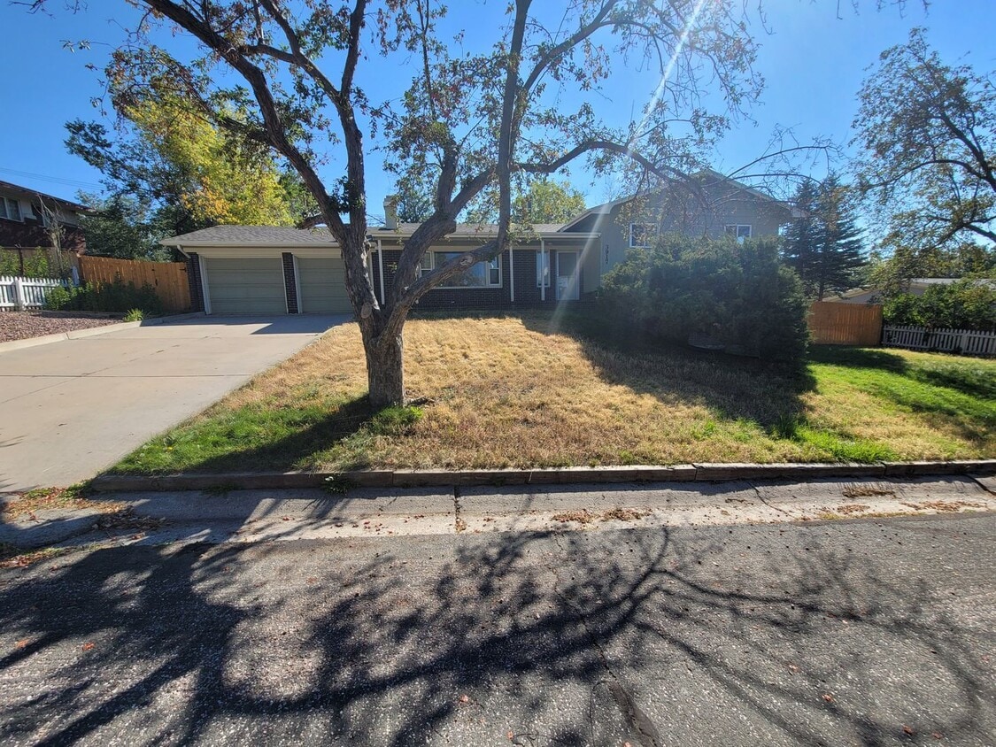 Foto principal - Great 5br/2ba House in NE Colorado Springs...