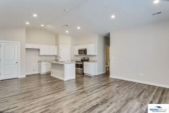Building Photo - 520 Martens Ct