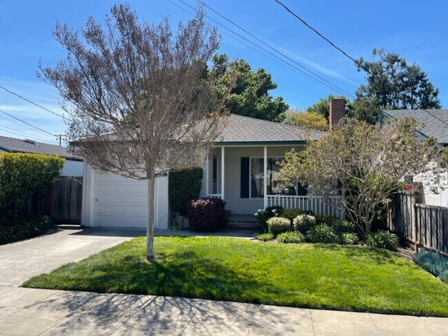 Foto del edificio - 3BD 1 BA Home in San Carlos with large bac...