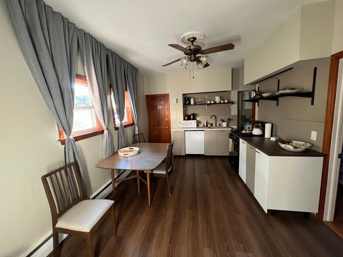 Foto principal - 151 1/2 Bradley St
