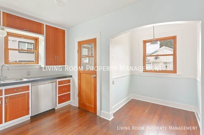 Building Photo - Beautiful 2 bedroom Vintage Bungalow!