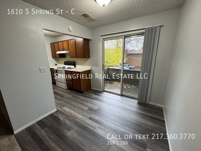 Building Photo - Charming 2 Bed, 1 Bath Apartment