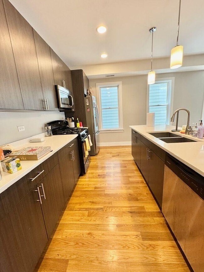 Building Photo - 3 bedroom in Chicago IL 60657