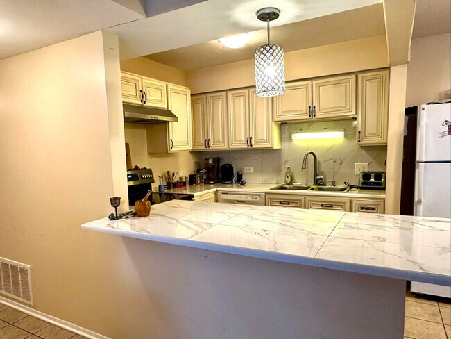 Foto del edificio - 6169 Knoll Wood Rd