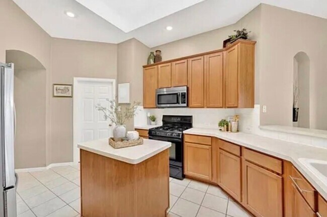Building Photo - 1369 Royal Oaks Dr