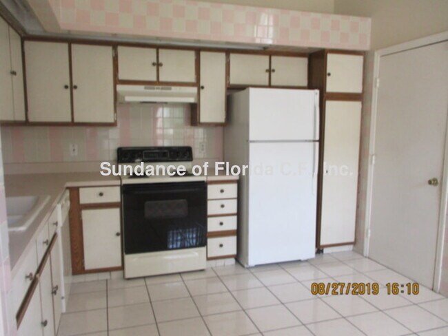 Building Photo - SUMMER'S HERE     IT'S GREAT TO HAVE A POO...