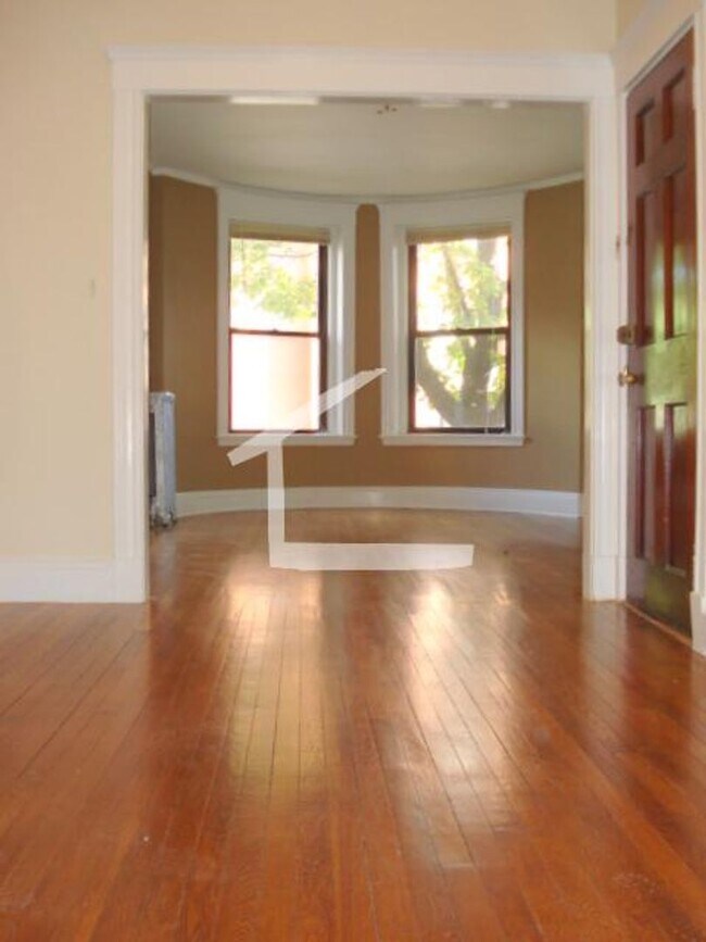 Foto del edificio - AWESOME 4 BED 3 BATH IN BROOKLINE!!!!!!