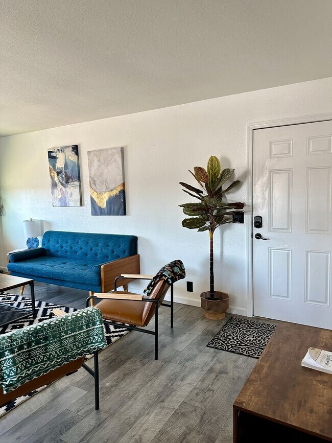 Building Photo - updated - unfurnished - 3 bed 2 bath - Duplex with a single car garage