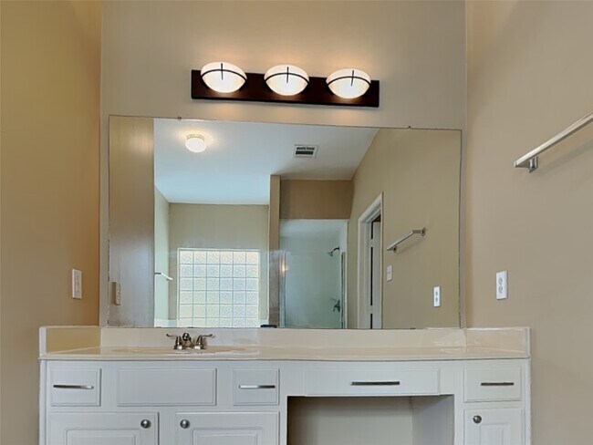 Foto del edificio - 11911 Lakewood Hills Dr