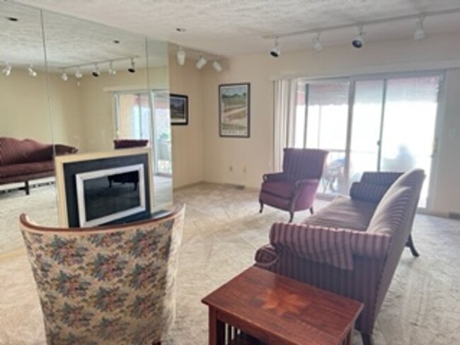 Building Photo - Beautiful 3 Bedroom Oakmont Home Rental fo...