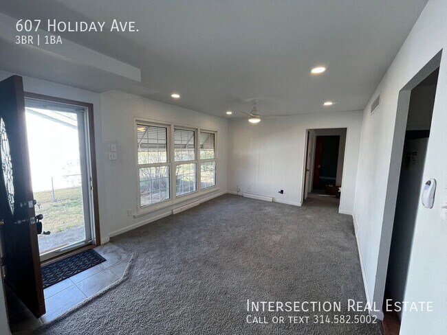 Building Photo - 607 Holiday Ave