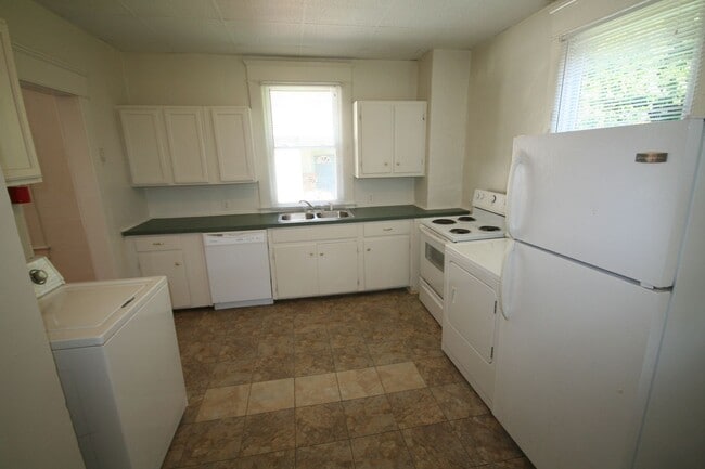 Building Photo - Great Single Family House - Walk to Duke o...