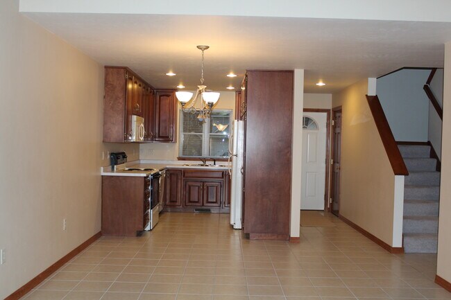Cocina y entrada principal - 2034 River Point Ct